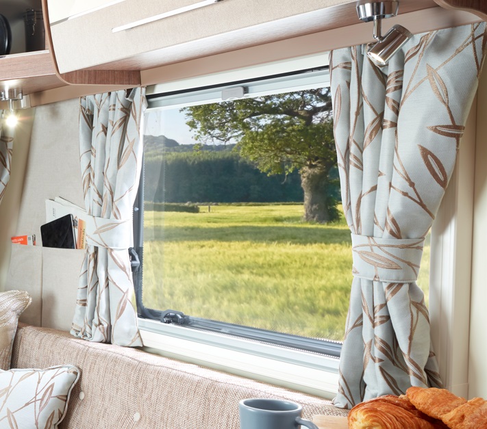 UNB 630x800mm O/S/F Curtain w/ Retainer - Brompton