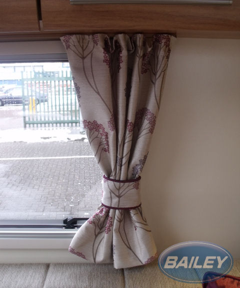 Pursuit 400/2 Curtain Set in Amaro