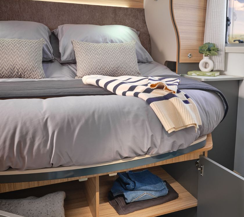 Bailey Adamo Series II - Full Bedding Set, Island Bed - 75-4i