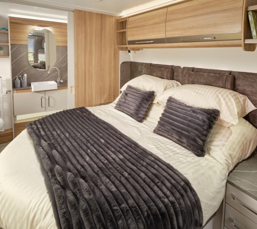 Bailey Alicanto Deluxe - Island Bedding Set - Jasmine/Mulberry