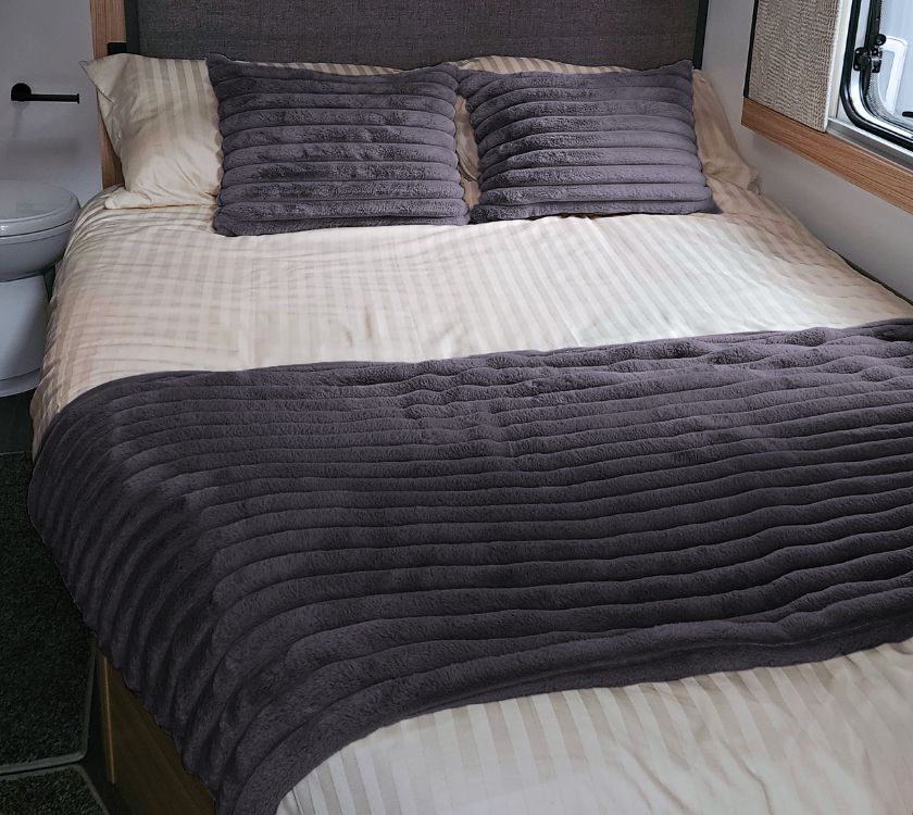 Bailey Pegasus Black Edition - French Bed Bedding Set - Lima