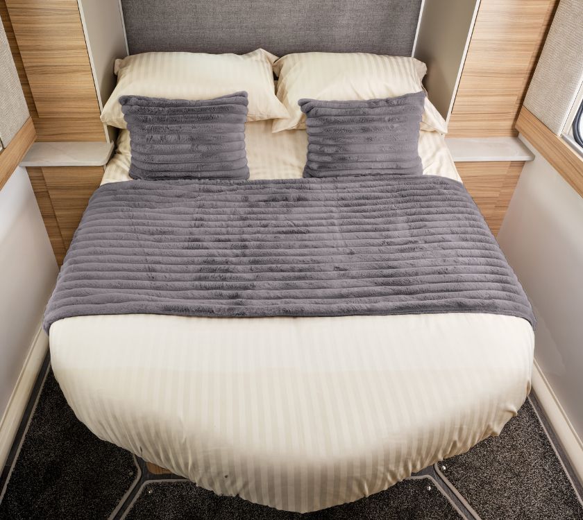 Read more about Bailey Pegasus Black Edition - Island Bedding Set product image