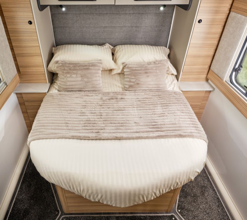 Read more about Bailey Phoenix Black Edition - Island Bedding Set product image